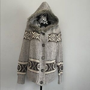 St. John's Bay Men's Gray and Cream Sweater